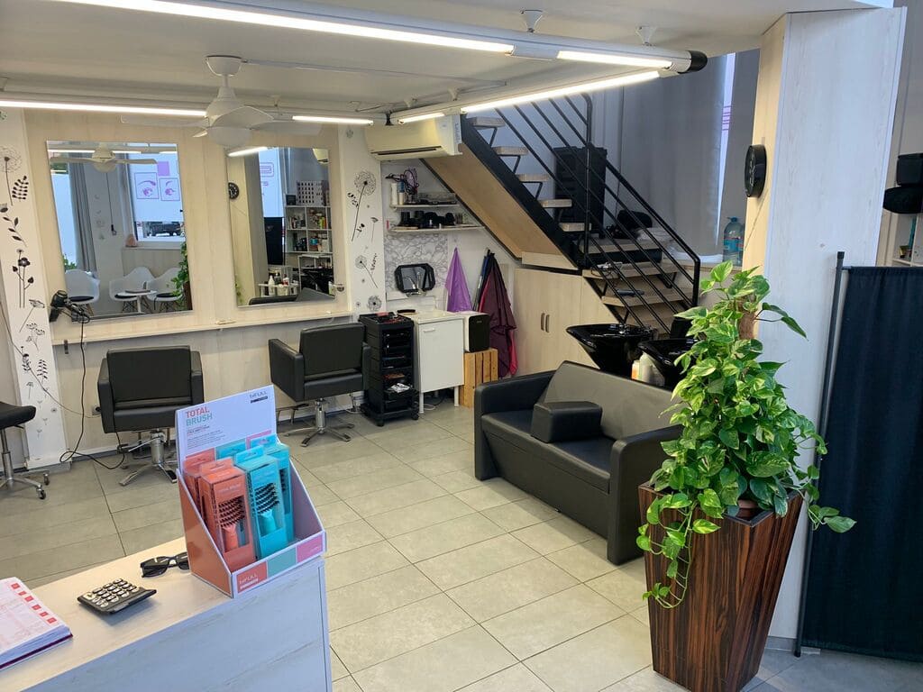 sala-principal-escaleras